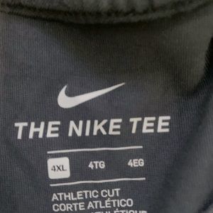 Nike dry fit T shirt in grey, washed but never worn in size 4XL